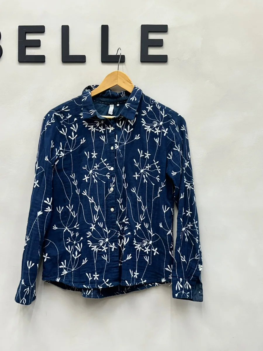 Blusa azul bordada