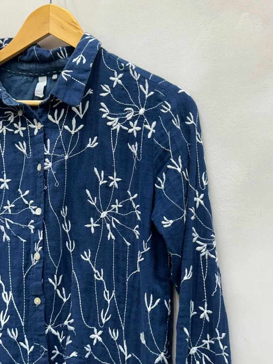 Blusa azul bordada